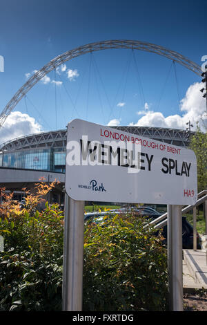 Le stade de Wembley , approché par voie de Wembley London England Banque D'Images