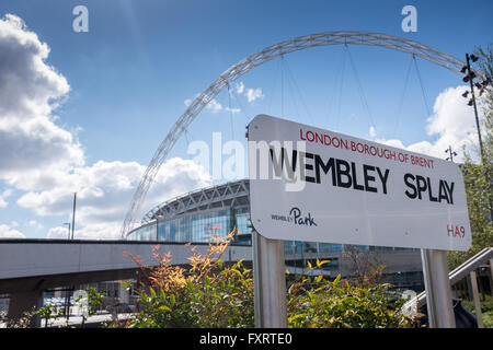 Le stade de Wembley , approché par voie de Wembley London England Banque D'Images