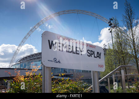 Le stade de Wembley , approché par voie de Wembley London England Banque D'Images