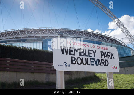 Le stade de Wembley , approché par voie de Wembley London England Banque D'Images