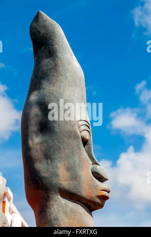 Sculpture tête de style africain à l'extérieur à l'Kura Hulanda Tourist Village Willemstad Curacao Banque D'Images