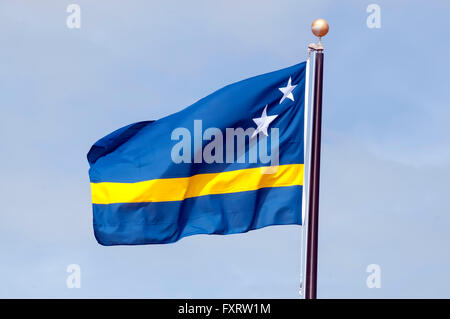 Drapeau national avec curaçao bleu symbolisant la mer des Caraïbes et 2 étoile pour Curaçao et Klein Curaçao Banque D'Images