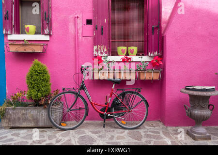 Venise - Ile de Burano coloré maison rose avec un vélo Banque D'Images