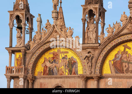 La cathédrale de la Basilique Saint Marc, Venise, détail de la façade donnant sur la Place San Marco. Le dépôt de la mosaïque de la Croix. Banque D'Images