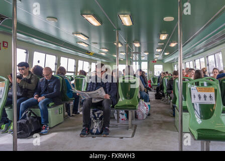 Le Vaporetto de Venise à Murano, Burano et Torcello. Les navetteurs et les touristes sur la lagune de Venise en bus de l'eau. Banque D'Images