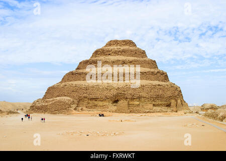 La célèbre pyramide à degrés de Djoser (ou Zoser) dans la nécropole de Saqqara, Egypte, entre Le Caire et Memphis Banque D'Images
