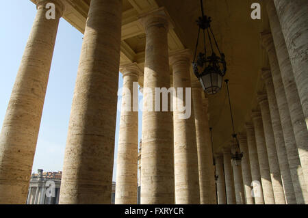 Colonnes de la Place Saint Pierre - Vatican Banque D'Images