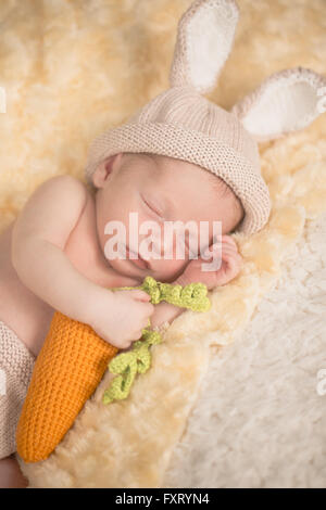 Bébé garçon en costume de lapin Banque D'Images