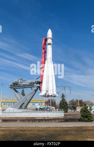 Moscou, Russie - le 29 mars 2016 : Modèle de la fusée Vostok' de 'le premier cosmonaute Gagarin avec une partie de l'écran de lancement Banque D'Images