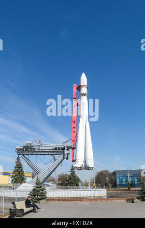 Moscou, Russie - le 29 mars 2016 : Modèle de la fusée Vostok' de 'le premier cosmonaute Gagarin avec une partie de l'écran de lancement Banque D'Images