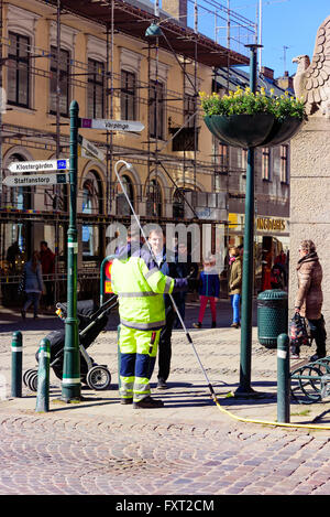 Lund, Suède - 11 Avril 2016 : la vie quotidienne dans la ville. Un homme avec une poussette a commencé à parler à un travailleur ayant un long w Banque D'Images