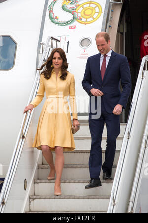 Catherine, duchesse de Cambridge et le Prince William, duc de Cambridge arrivent pour une cérémonie de bienvenue à l'Aéroport International de Paro pour le premier jour d'une visite de deux jours au Bhoutan le 14 avril 2016 à Paro, Bhoutan. Banque D'Images