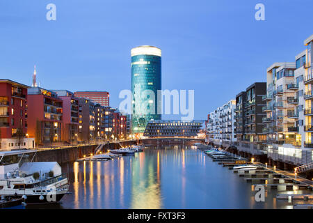 Les immeubles de bureaux et résidentiels dans le port Westhafen, derrière la tour Westhafen, Francfort, Hesse, Allemagne Banque D'Images