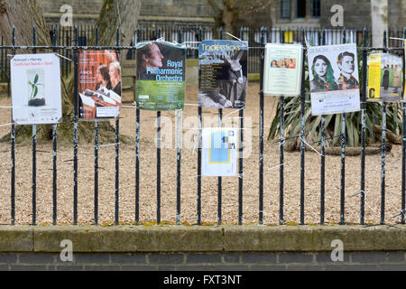 Différents panneaux pour spectacles scotchées à clôture dans le centre-ville de Cambridge, Cambridgeshire, Angleterre Banque D'Images