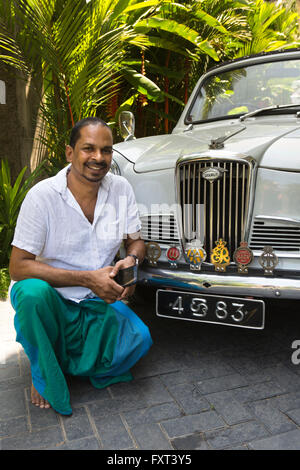 Sri Lanka, Unawatuna, Peelagoda, propriétaire de Villa Ridee classique des années 50 avec voiture Wolseley Banque D'Images