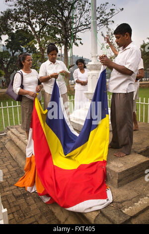 Sri Lanka, Kandy, Temple de la Dent Sacrée, les bénévoles préparent un grand drapeau bouddhiste Banque D'Images