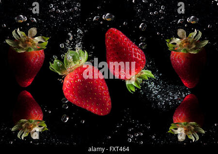 Les fraises splash dans l'eau Banque D'Images