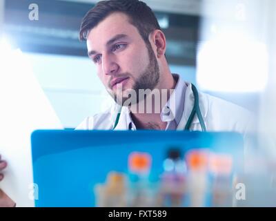 Médecin patient lecture des résultats des tests médicaux, des échantillons en premier plan Banque D'Images