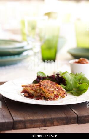 Assiette de corned beef hash galettes et salades Banque D'Images