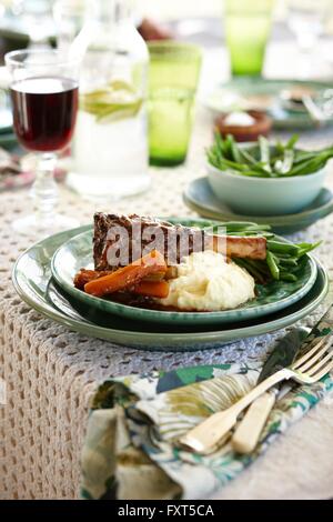 Assiette de ragoût d'agneau avec des carottes, haricots verts et purée de pommes de terre Banque D'Images