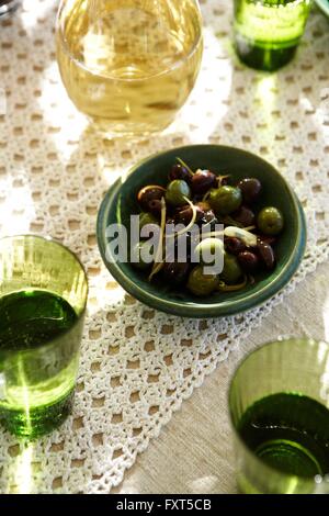 Vue supérieure de l'olives réchauffé dans un bol avec le vin blanc et l'eau Banque D'Images