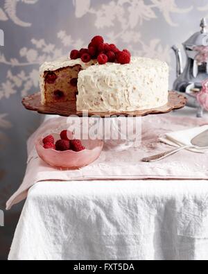 Gâteau noisette framboise sur table à thé traditionnel Banque D'Images