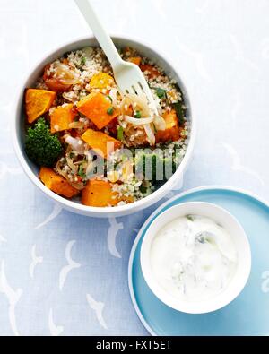 Salade de quinoa et de légumes dans un bol, pour les enfants idée déjeuner Banque D'Images