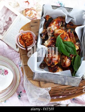 Portrait de cuisses de poulet aux agrumes sel piment et basilic Banque D'Images