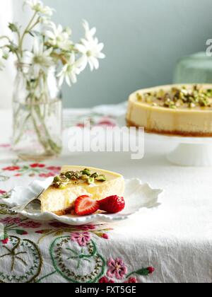 Tranche de gâteau au fromage et fraises miel ricotta sur la plaque Banque D'Images