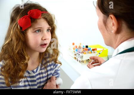 La réception de l'injection de vaccination fille médecin Banque D'Images