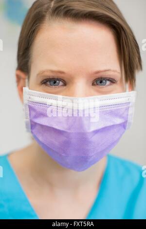 Portrait of young female dentist wearing mask looking at camera Banque D'Images