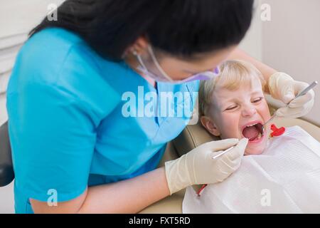 Fille de dentiste, président examen dentaire ayant ouvert la bouche Banque D'Images