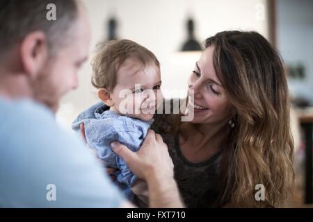 Mother holding baby boy Banque D'Images