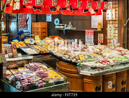 Kyoto, Japon. Un étal dans Nishiki Ichiba central food market. Banque D'Images