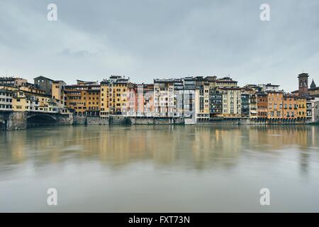 Vue sur l'Arno et le bord de l'eau, Florence, Italie Banque D'Images