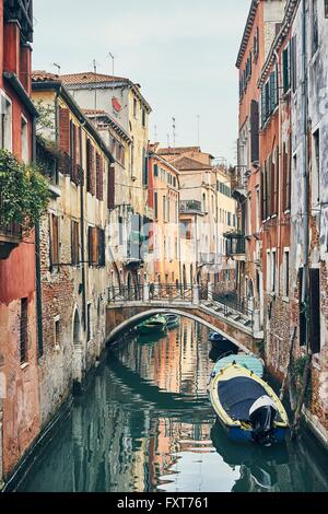 Pont sur canal étroit, Venise, Italie Banque D'Images