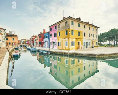 Les maisons traditionnelles à plusieurs sur canal mer, Burano, Venise, Italie Banque D'Images