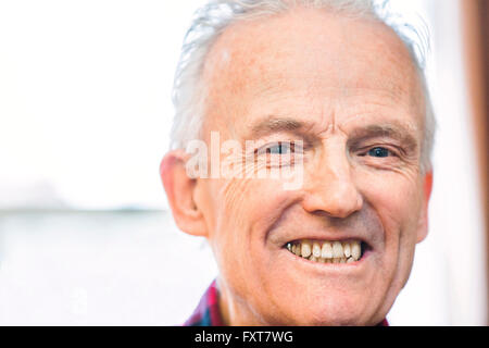Head shot portrait of happy senior man Banque D'Images