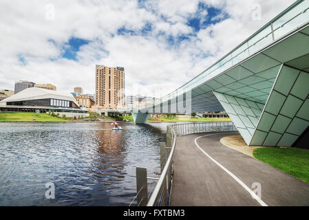 Vue sur le centre-ville d'Adélaïde à partir de la rivière Torrens à midi nuageux Banque D'Images