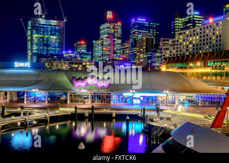 Sydney, Australie - 10 novembre 2015 : Sydney city skyline de Pyrmont Bridge de nuit. Banque D'Images