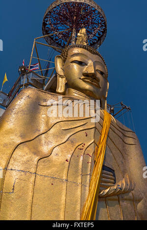 Le Comité permanent de la Thaïlande Bangkok Bouddha Wat Indraviharn Banque D'Images