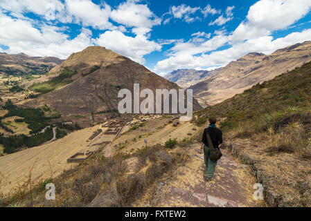 Explorer les sentiers touristiques Inca menant aux ruines de Pisac, la Vallée Sacrée, le major destination touristique dans la région de Cusco, Pérou. Banque D'Images