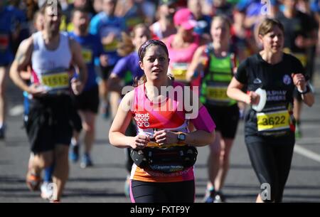 Glissières de prendre part au Marathon de Brighton 2016. Banque D'Images