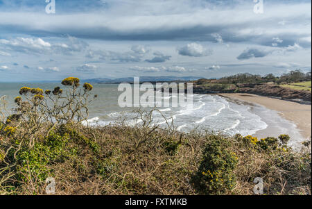 Sur la plage à pied le long du sentier du littoral entre Lligwy Dulas Anglesey, et. Banque D'Images