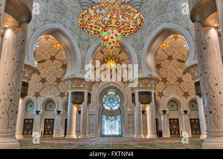Salle de prière de la Grande Mosquée de Sheikh Zayed à Abu Dhabi, capitale des Emirats Arabes Unis Banque D'Images