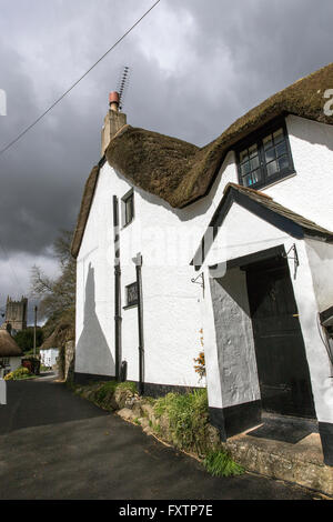 Chaumières et église à North Bovey,North Bovey est un village et une paroisse civile situé sur le sud-est de Dart Banque D'Images