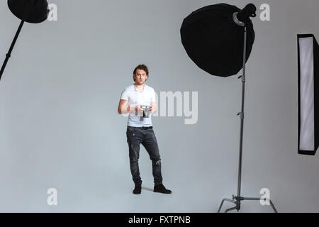 Photographe professionnel masculin en studio avec du matériel Banque D'Images