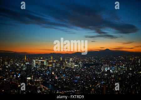 Paysage urbain élevé avec vue sur coucher de soleil sur la silhouette du Mont Fuji, Tokyo, Japon Banque D'Images