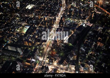 High angle cityscape et autoroutes la nuit, Tokyo, Japon Banque D'Images