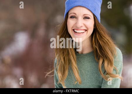 Portrait of happy young woman wearing Knit hat Banque D'Images